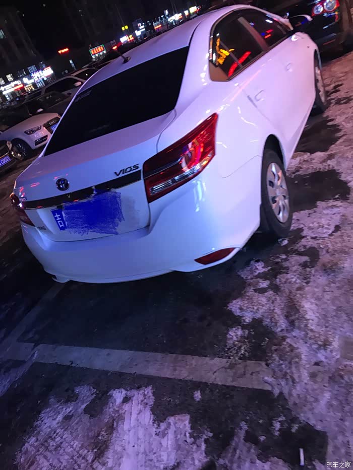 黑天开车除了遵守规则还要注意行人