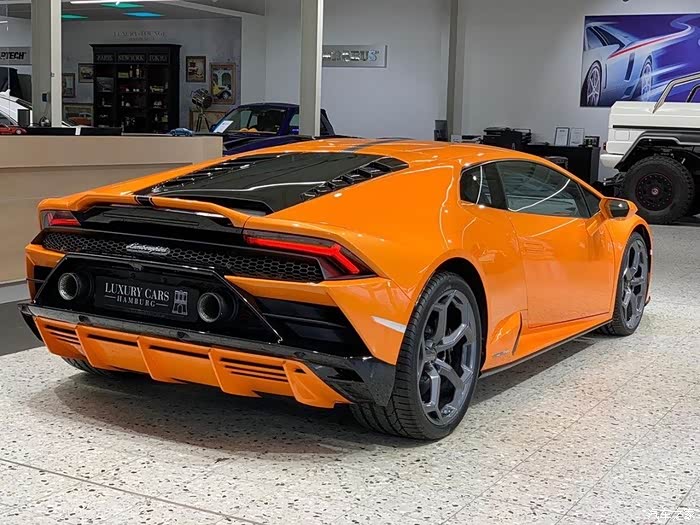 兰博基尼huracan橙色款的大牛看上去的确非常显眼有个性.