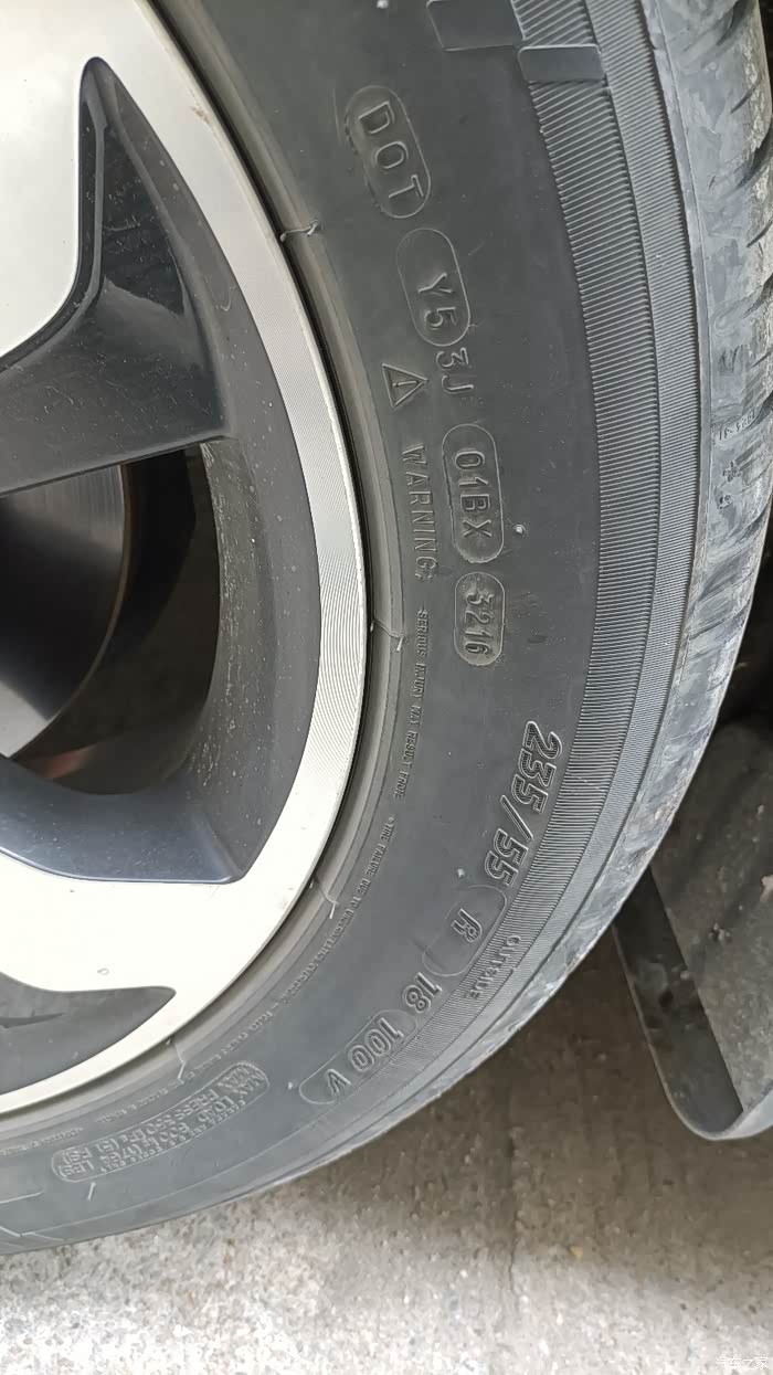 四五年的米胖子.轮胎成这样了.