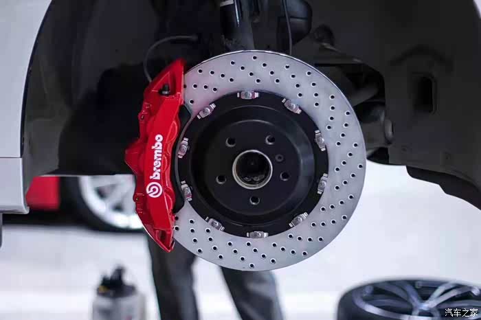 宝马x4升级布雷博brembogt6六活塞刹车卡钳有效解决点头刹车偏软