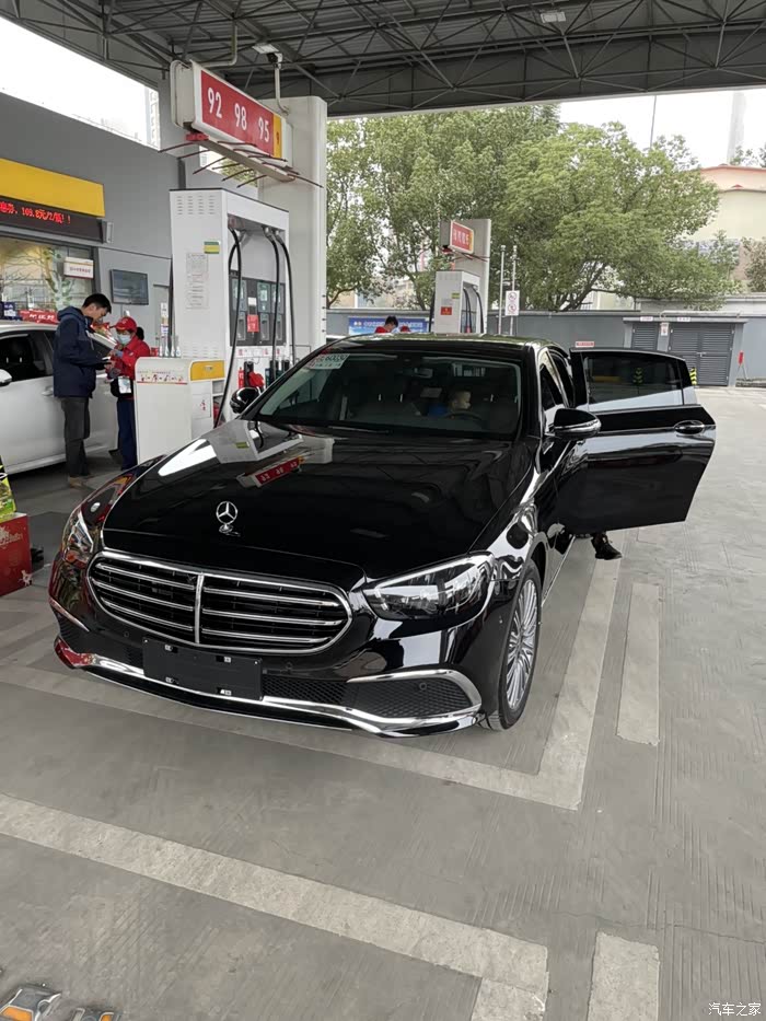 奔驰e300提车爱不释手半个月的时间流程顺利