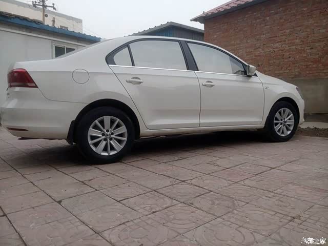 收新桑塔纳铝合金轮毂四个(带轮胎)