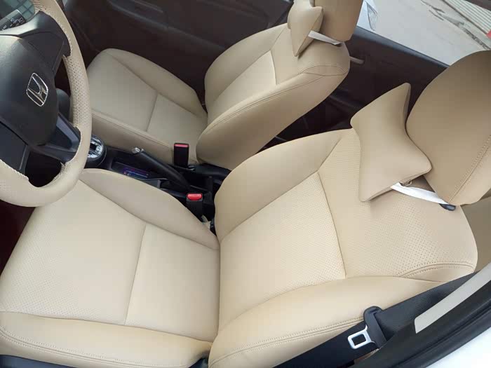 新鲜的人造革座椅出炉