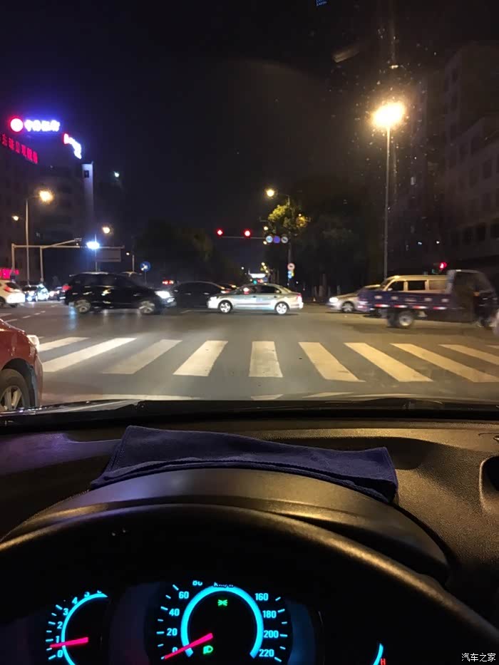 等红灯,晚上开车注意安全.