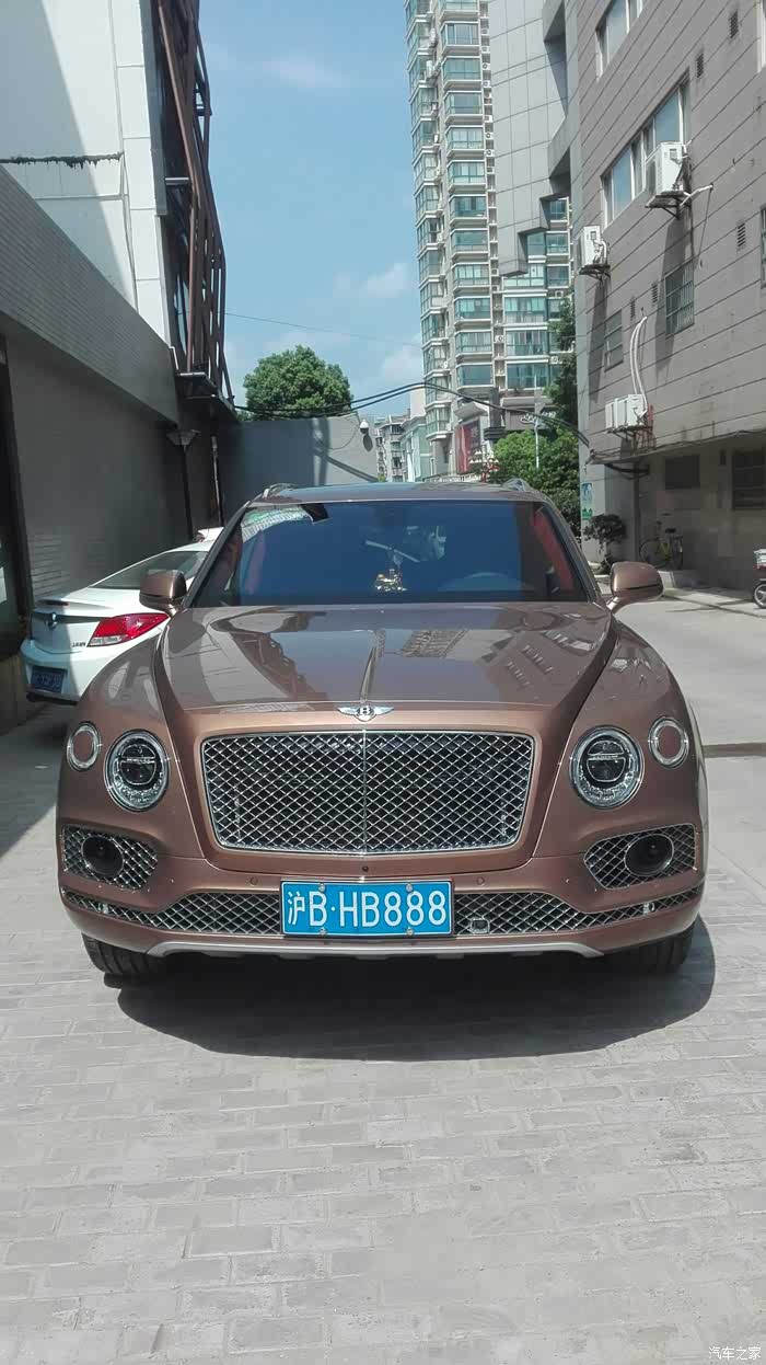 这个车牌牛逼不?冒着三分两百块的风险拍的