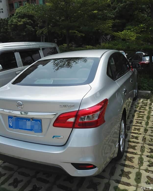 求2016新轩逸银色车身照片