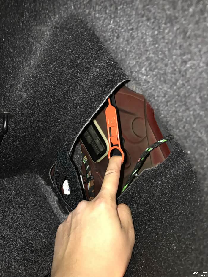 邮箱盖打不开了,找到后备箱里红色拉环,可是拉不动,求救