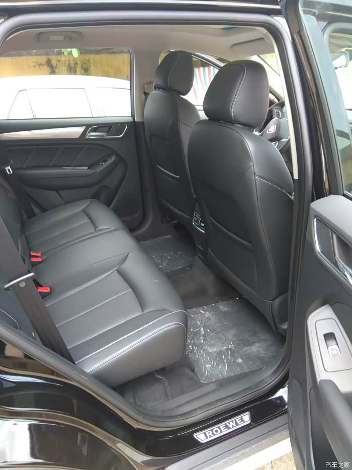 这个后排空间位置可以评中间凸起明显中间位置还有头枕