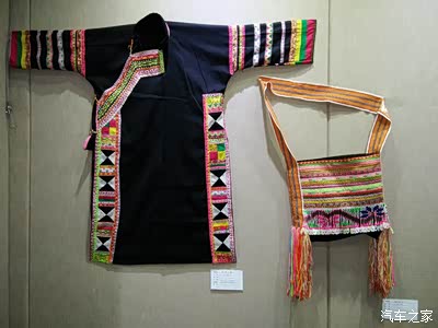 葫芦葫芦成熟后有米雀老鼠共同啄开葫芦走出来男女男叫"扎笛"女叫"娜