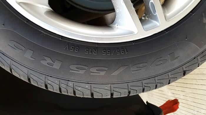 原来的是185 65r14,现在换的是195 55r15.