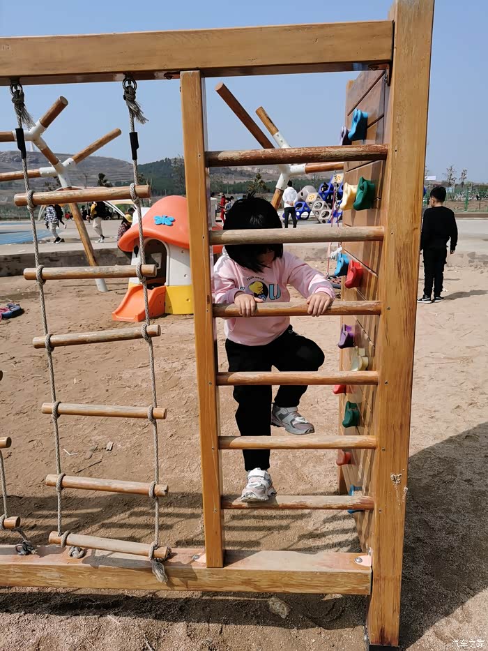 周末开着小5带着女儿山里王水上乐园一游