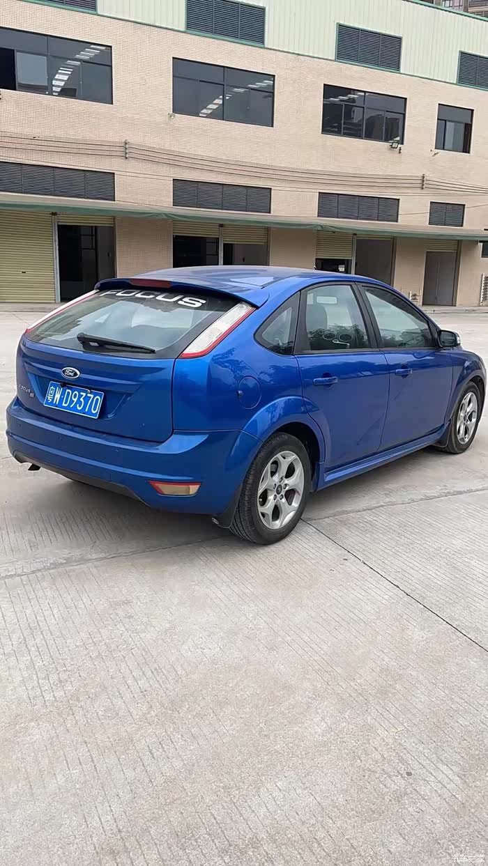 老款的两厢福特福克斯有种小钢炮的模样