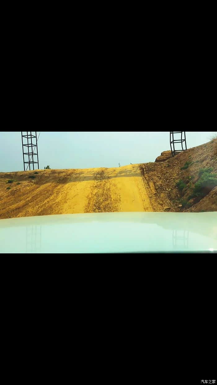 车机越野信息中显示,这个坡度有 25度,大概爬坡50%