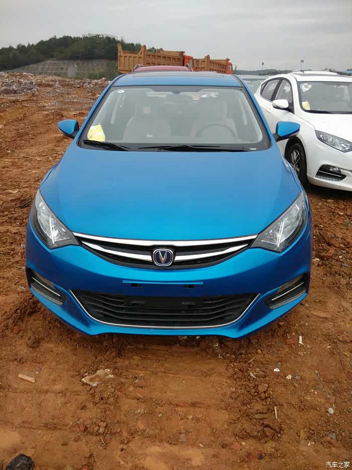 宝石蓝和闪电闪电蓝是不是一样的颜色?