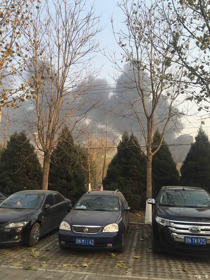 昨天西四环,四季青桥东北角着火了!