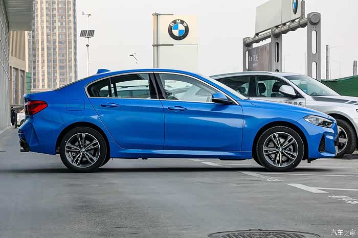 125im运动曜夜版2021款宝马1系颜值爆表赞
