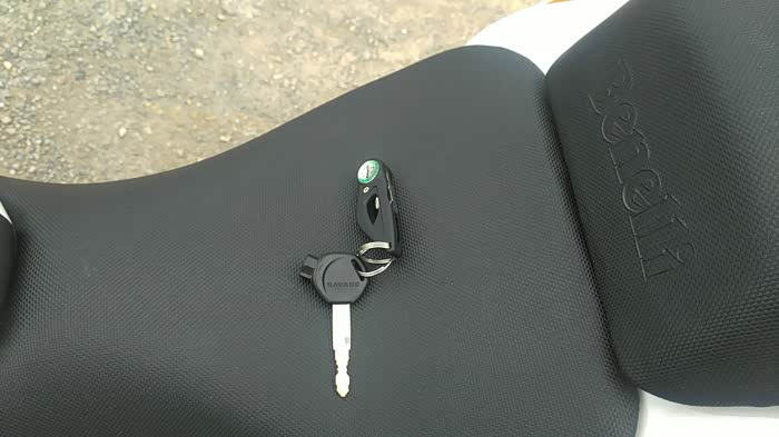 钥匙可以折叠,好像贝纳利的钥匙都是折叠的.