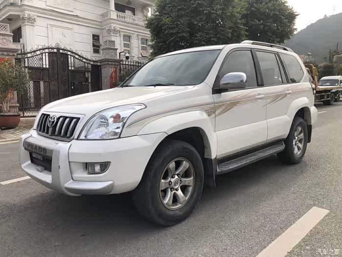 老款的丰田霸道亦是非常霸气