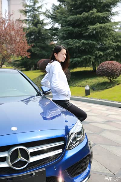 【媳妇当车模】宝石蓝c200l运动版 人与车的视觉盛宴_奔驰c级论坛