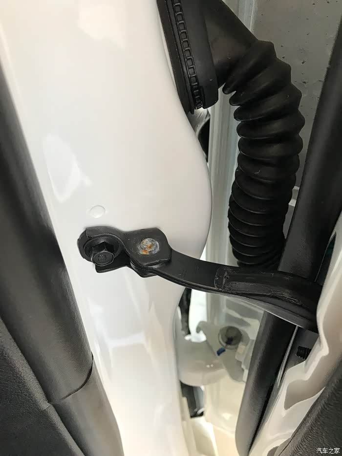 新车副驾车门铰链有个螺母不一样有锈迹