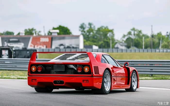 红色的法拉利跑车,肯定很多人都会喜欢.