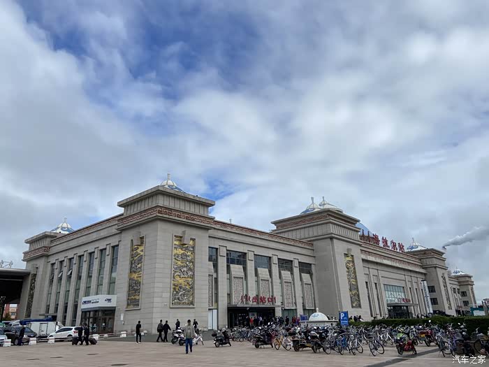 回到海拉尔来换车,借车的时候火车站广场冷冷清清,没想到这个时候这么