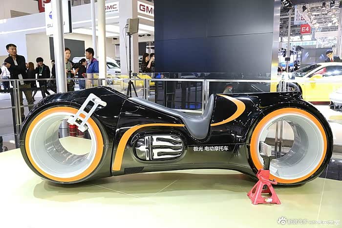 比趴赛更趴的的超宽轮胎摩托车售价5万以下你会买吗