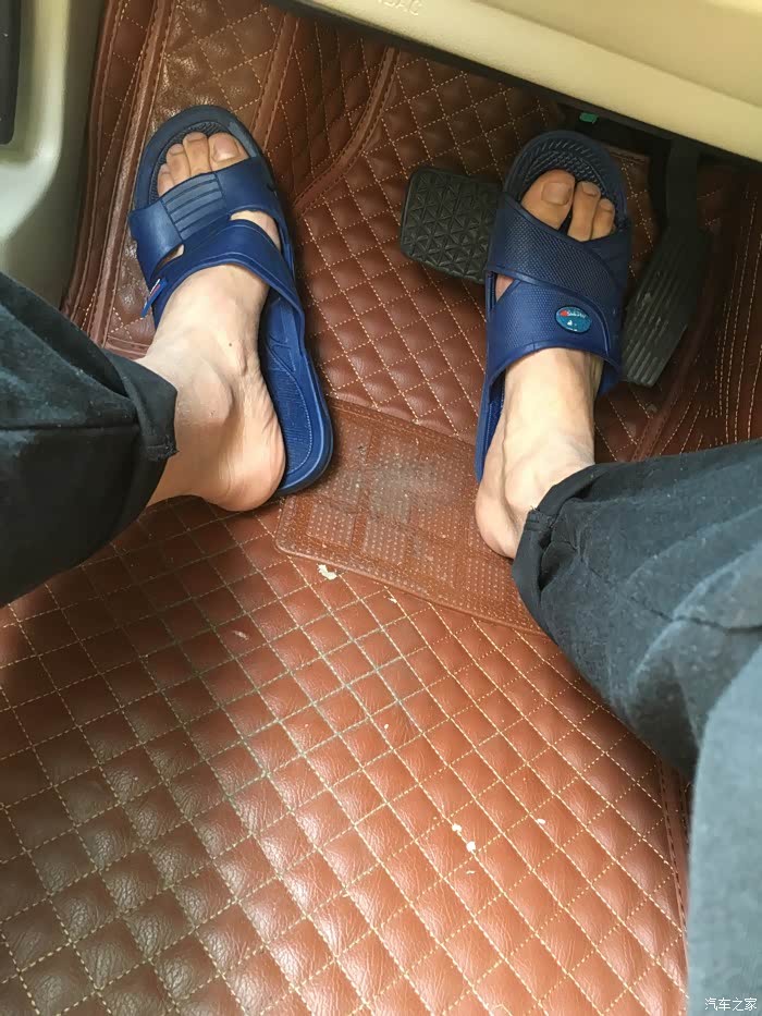 原来赤脚开车这么有感觉