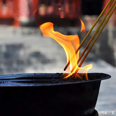 静,是一缕青烟;缘,是一个相遇;份,才是一生相守.