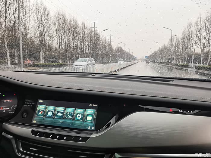 下雨了,我坐在副驾驶,静静的享受雨天带来的安静