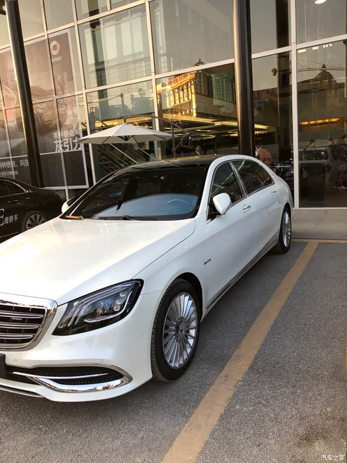 今天去4s店看到一台白色的迈巴赫总觉得怪怪的