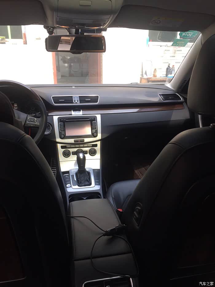 大家觉得给迈腾b7中控拉丝铝难看不,想贴上桃木纸