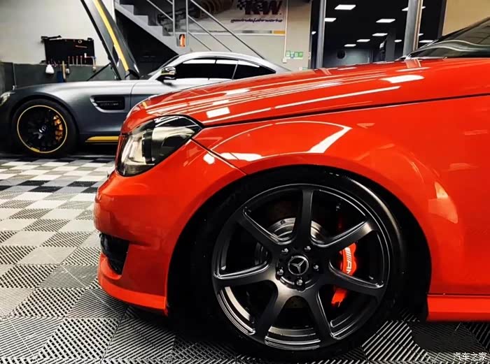 红色的amg卡钳确实跟车身蛮搭的,但是似乎后方那位大哥更吸引人?