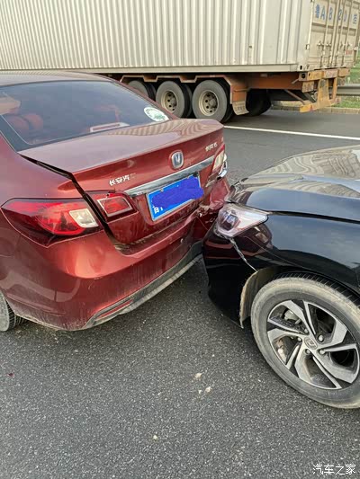 高速行车安全距离太重要,清明节四车追尾的教训!