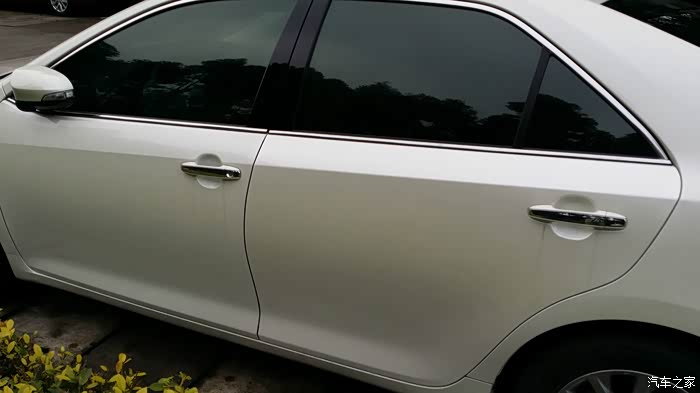 新车珍珠白左后门补漆偏黄又重喷了