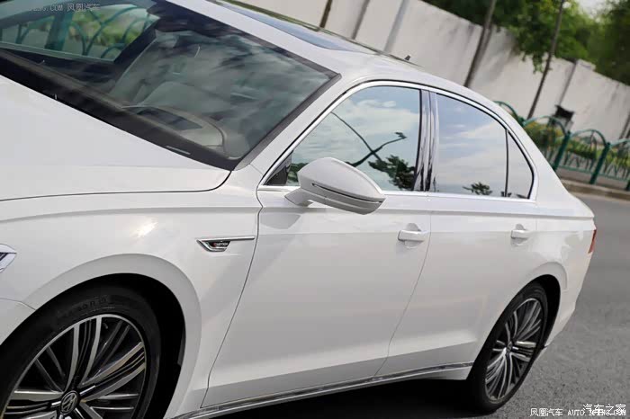 求白色辉昂照片越多越好