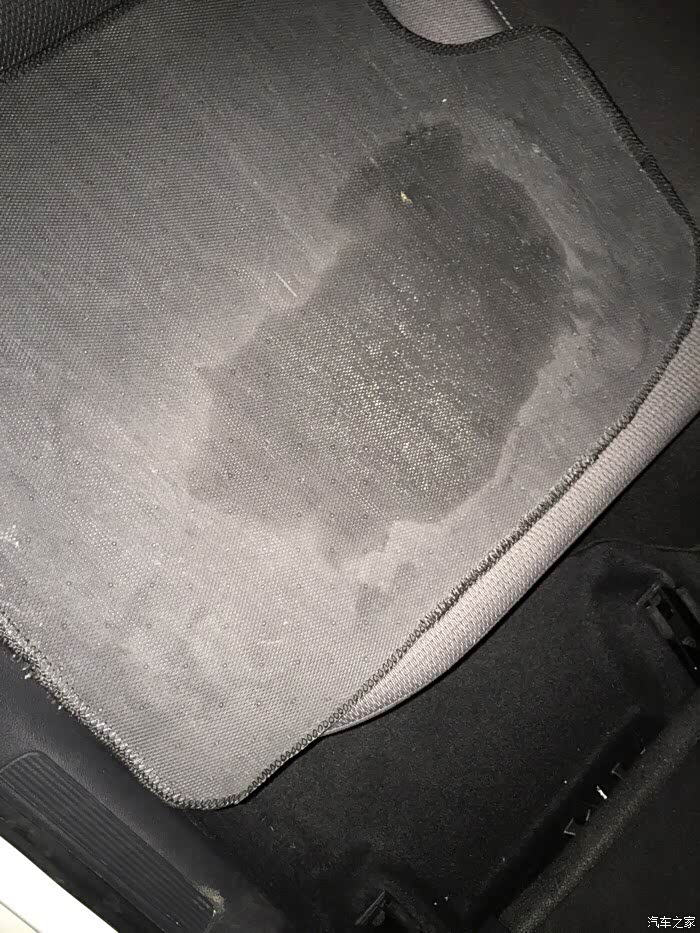 后排右边脚垫掀开全是水?
