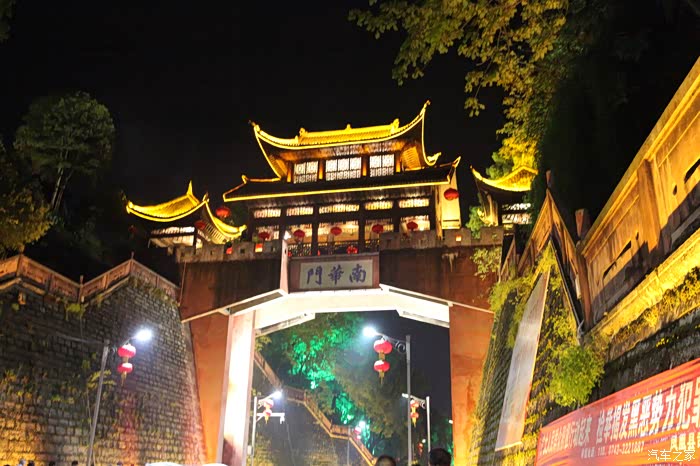 开车路过当地的标志性城门-南华门,已经是华灯初上,在灯光的点缀下