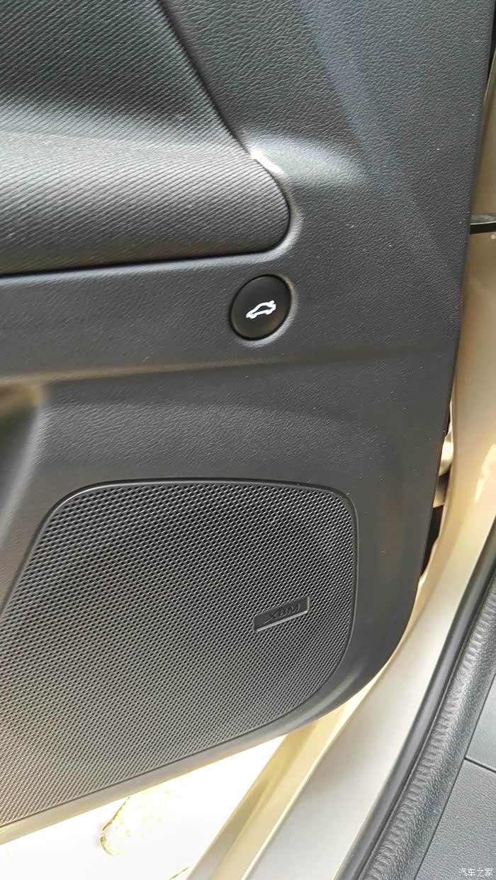 后备箱的开关在主驾边上!安全有保障!