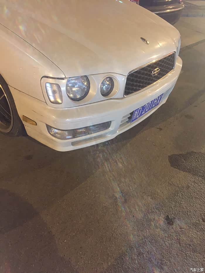 刚开始看车标以为是福特的雷鸟,后来网上查了一下比较像丰田的公爵王.