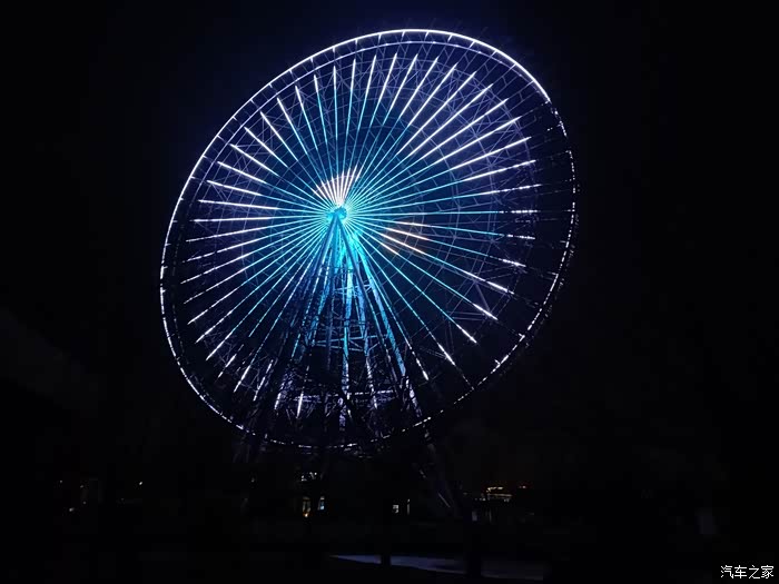 与大狗打卡城市街景星地标摩天轮包头眼身披彩光点亮夜晚