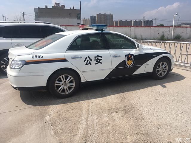 锐志警车