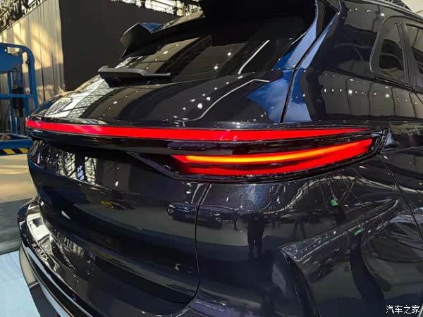 威马ex5-z曜石精英特别款采用了全黑色的涂装设计,很有气势