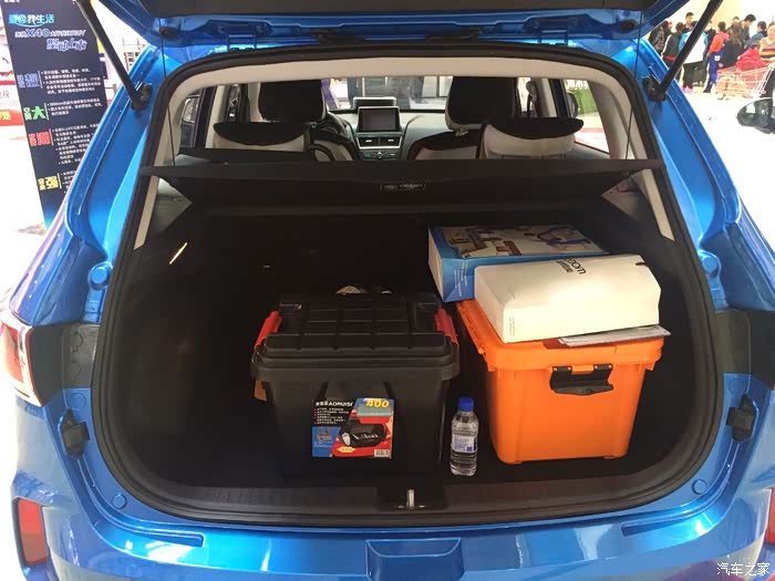 后备箱空间挺能装