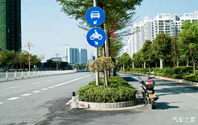 看清楚就我这个入流城市也明确划分摩托车道