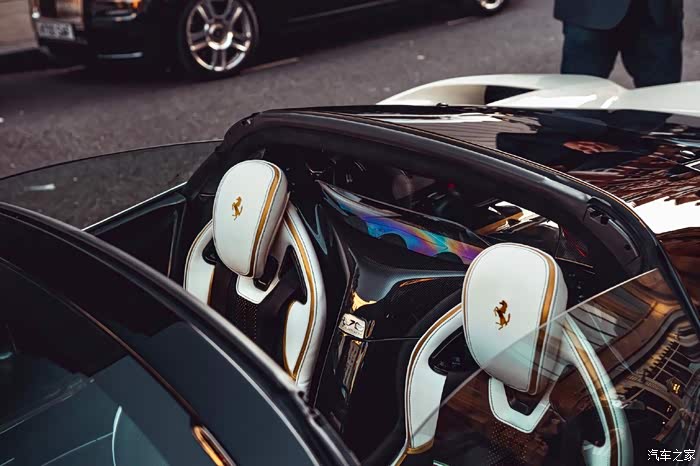 白色敞篷的法拉利laferrari apert,在路上被围观