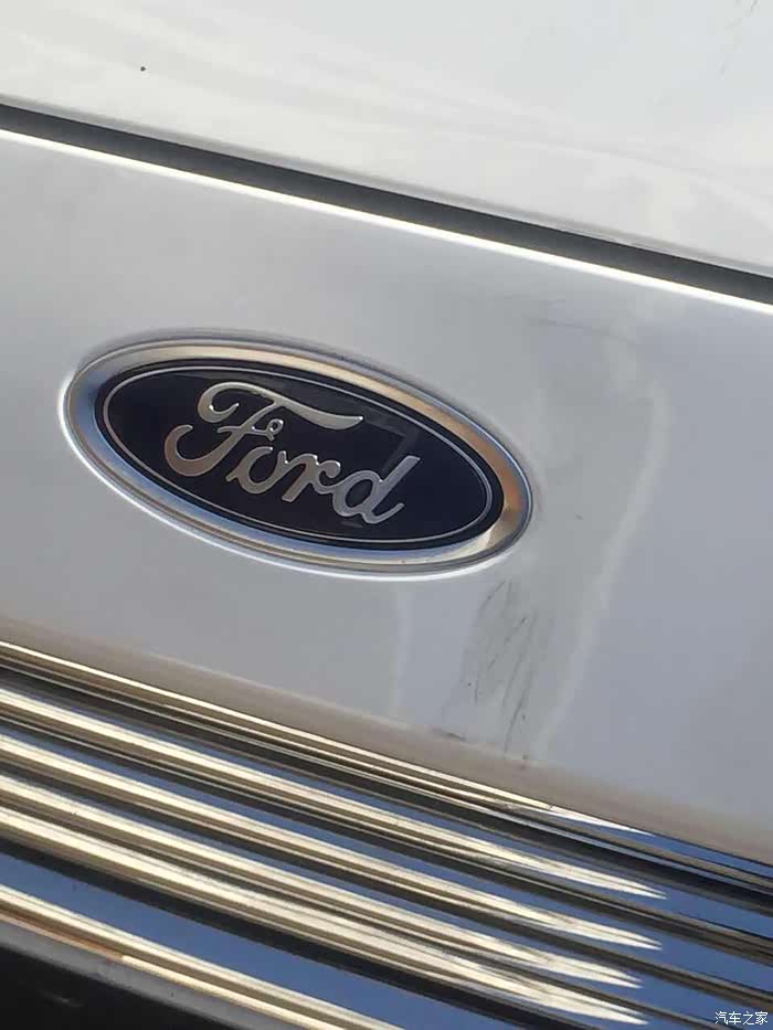 新蒙迪欧前车标附近撞击了一下有小的裂痕怎么处理