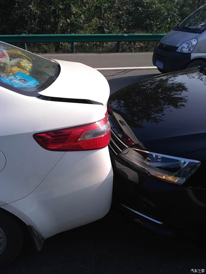 十一高速被追尾了