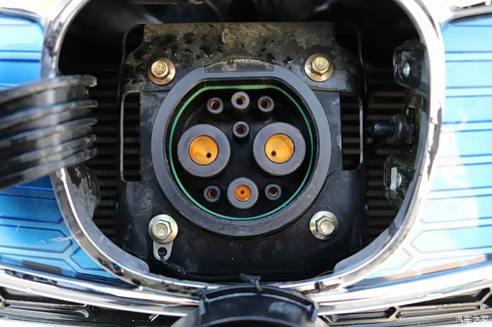 离了看就这样的,这个是超级充电桩的快充接口