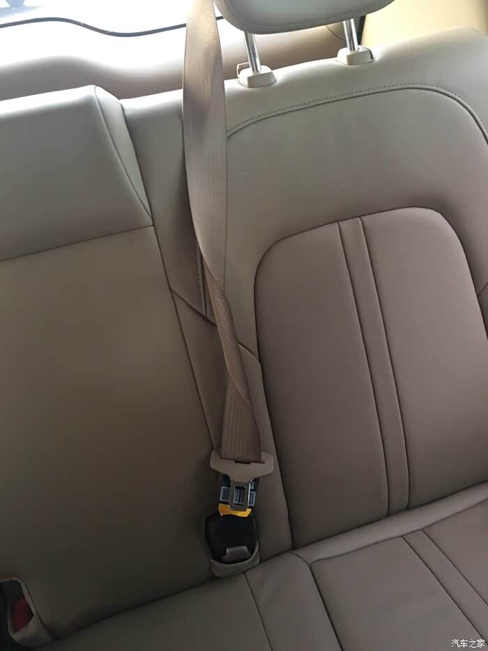 最后一排中间安全带怎么解开